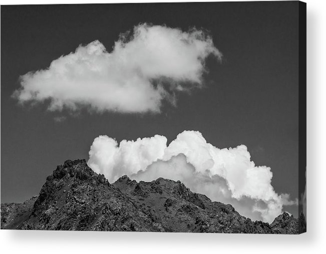 Black and white landscape printed on an acrylic plate measuring 25 x 16 cm without mounting posts.